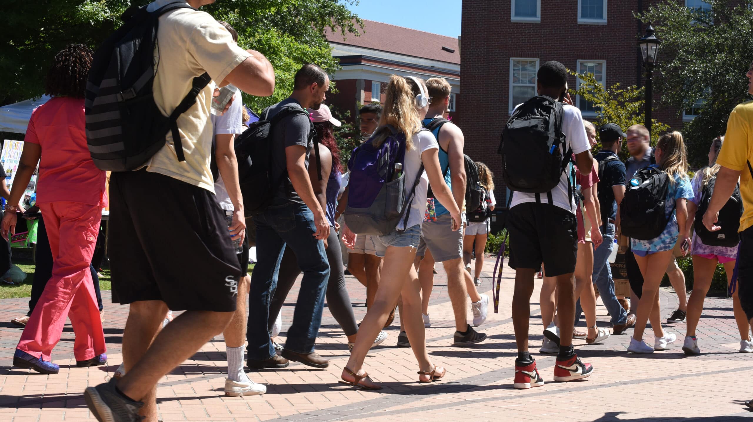 College students walk on campus - College Students And Prescription Drug Misuse